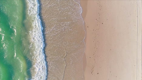 Kleine-Wellen-Rollen-Am-Tennyson-Beach-In-Adelaide,-Südaustralien