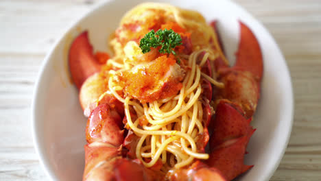 Espaguetis-De-Langosta-Con-Huevo-De-Gambas