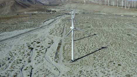 Windturbinenkraftwerk-In-Einer-Wüste,-Die-Nachhaltige-Und-Erneuerbare-Elektrische-Energie-Produziert,-Antenne