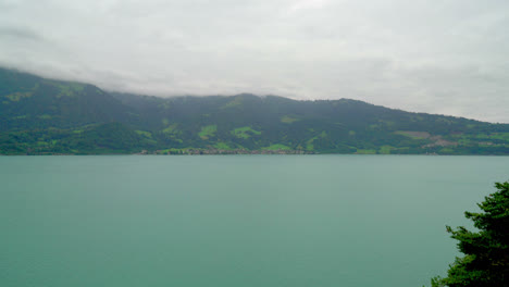 Lago-Thun-Con-Nubes-En-Suiza