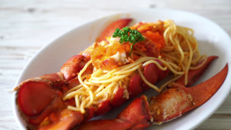 Espaguetis-De-Langosta-Con-Huevo-De-Gambas