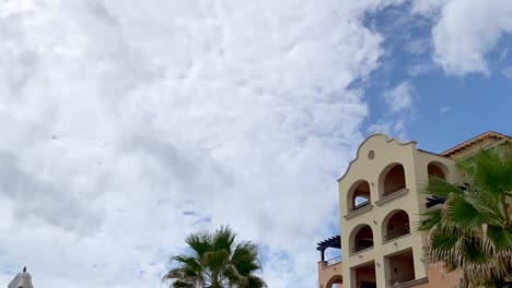 Bewegende-Wolken-über-Luxus-Sommervilla-Im-Zeitraffer,-Cabo-San-Lucas,-Baja-California,-Mexiko