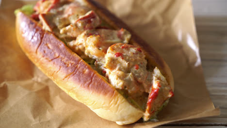 homemade-lobster-roll-with-chips-and-sauce