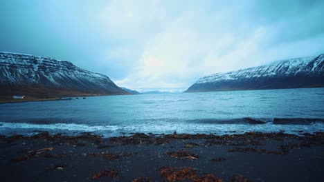Atemberaubende-Isländische-Fjordlandschaft-Und-Wunderschöner-Schwarzer-Sandstrand
