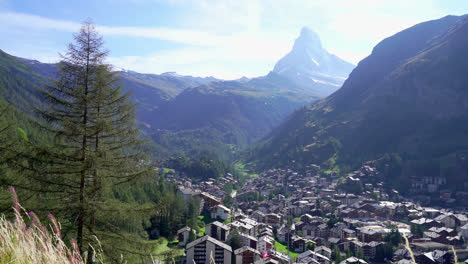 Zermatt-Dorf-Mit-Matterhorn-Hintergrund