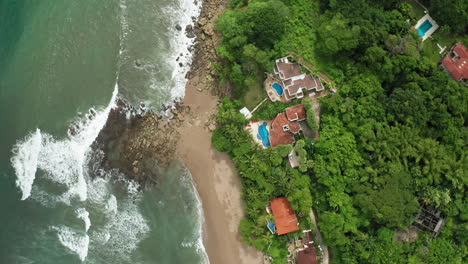 4k-Luftdrohnenaufnahme-Des-Felsigen-Strandes-Von-Tambor-In-Costa-Rica