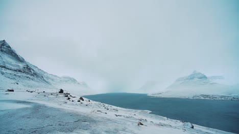 Panorámica-En-Cámara-Lenta-A-Través-Del-Lago-Azul-Hielo,-Mar-ártico-Helado-En-El-Fiordo-Westfjords,-Montaña-En-Islandia