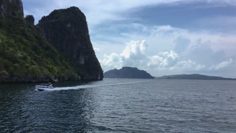 Motor-Boat-Cruising-Across-The-Andaman-Sea-Near-Koh-Phi-Phi,-Thailand