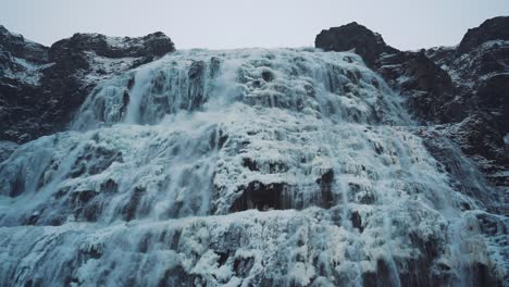 Eisiger-Wasserfall,-Der-Die-Klippe-Hinunterstürzt