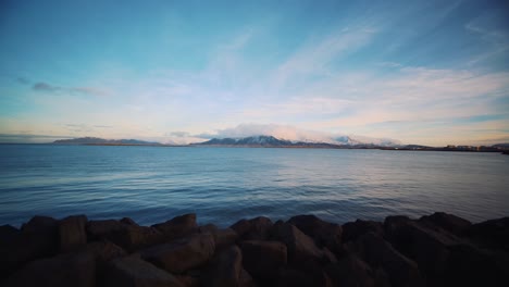 Kameraschwenk-An-Der-Küste-Des-Isländischen-Ozeans