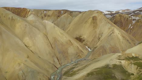 Fliegen-Sie-Eine-Drohne-Gerade-Nach-Oben,-Während-Sie-Die-Farbenfrohen-Berge-Im-Hochland-Von-Island-überblicken