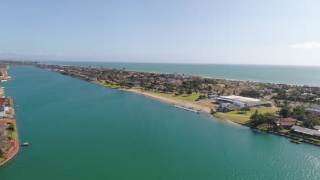 Aufnahme-über-West-Lakes-In-Tennyson,-Adelaide,-Mit-Blick-Auf-Den-Strand-Und-Das-Meer
