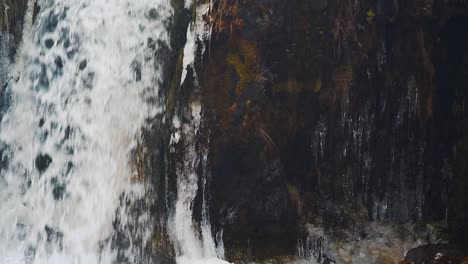 Gefrorener-Wasserfall-Von-Island-Mit-Eiskristallen-An-Der-Seite---Nach-Unten-Geneigter-Schuss