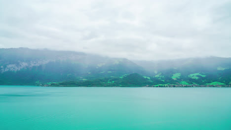 Timelapse-Del-Lago-Thun-Con-Nublado-En-Suiza