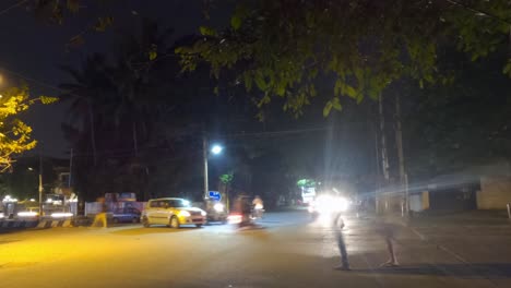 Ein-Abstrakter-Blick-Auf-Die-Straßen-Der-Stadt-In-Bengaluru,-Indien-Bei-Nacht---Zeitraffer