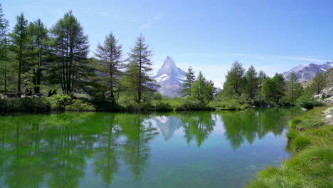 Matterhorn-with-Grindjisee-Lake-in-Zermatt,-Switzerland