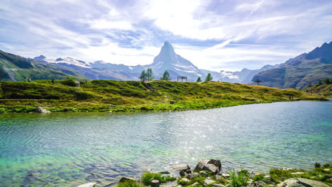 Timelapse-Matterhorn-Con-Lago-En-Zermatt,-Suiza