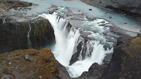 Umkreisen-Sie-Die-Luftaufnahme-Des-Erstaunlichen-Kaskadenwasserfalls-Und-Der-Flussschlucht