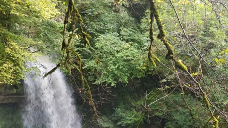 Glencar-Wasserfall-Eingebettet-In-Einer-Kleinen-Schlucht-In-Irland-Und-Spät-Im-Herbst-Nach-Regen-Mit-Wasser-Gefüllt