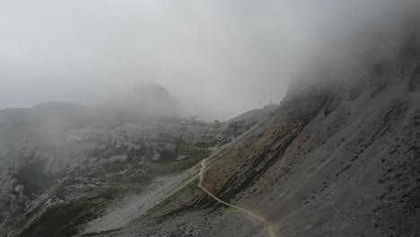 Der-Nebelweg-Zur-Dreizinnenhütte-Bei-Den-Drei-Zinnen-In-Südtirol,-Italien