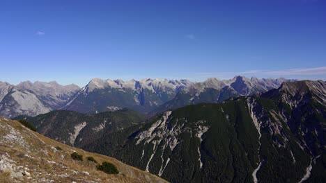 Toma-Panorámica-De-Los-Picos-Irregulares-De-Las-Montañas-De-Los-Alpes-Karwendel-De-Seefelder-Joch,-Cerca-De-Seefeld-En-Tirol,-Austria