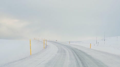 Pov-Conduciendo-En-Una-Carretera-Cubierta-De-Nieve-En-Islandia