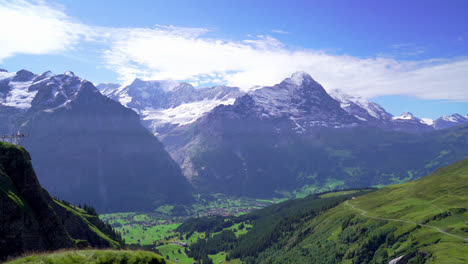 Grindelwald-Con-La-Montaña-De-Los-Alpes-En-Suiza