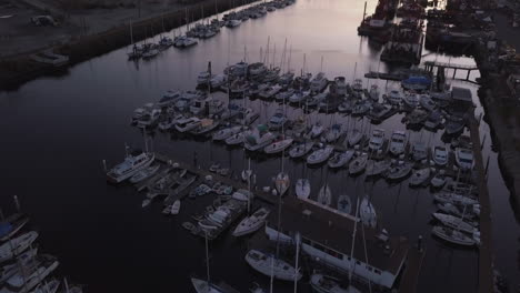 Atemberaubender-Sonnenuntergang-über-Dem-Yachtclub-Und-Dem-Marina-In-San-Pedro,-Los-Angeles,-Kalifornien,-Luftdrohne-Kippt-Nach-Unten
