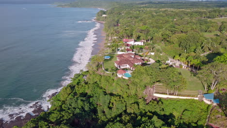 Hohe-Aussicht,-Die-An-Einem-Sonnigen-Tag-In-Tambor,-Costa-Rica,-Um-Das-Schöne-Gewellte-Meer-Herumkreist
