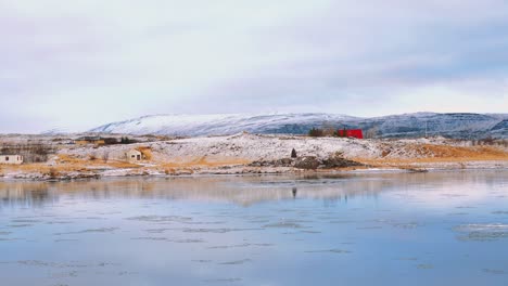 Isländische-Landschaft-Mit-Wintereis,-Das-Im-Fjord-Fließt