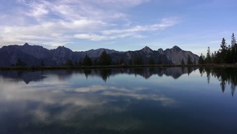 Lago-De-Montaña-Perfecto-Con-Reflejos-En-Los-Alpes