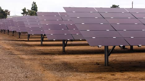 Módulos-Solares-Vinculados-Con-Varios-Paneles-Fotovoltaicos-En-La-Estación-De-La-Planta-De-Energía-Solar-En-Terreno-Llano,-Pan-De-Cierre
