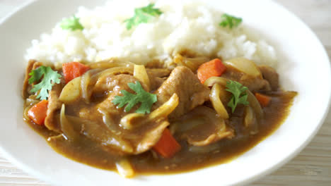 Arroz-Al-Curry-Japonés-Con-Lonchas-De-Cerdo,-Zanahoria-Y-Cebolla