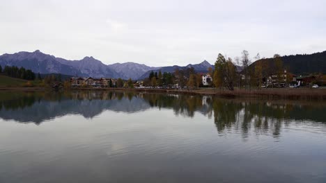 Perfekter-See-In-Den-Alpen-Im-Herbst,-Der-Den-Berghintergrund-Widerspiegelt