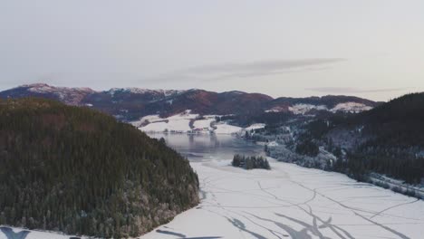 Lago-Del-Norte-Con-Hielo-Y-Escarcha-En-La-Superficie-Del-Agua-En-Invierno-En-Noruega