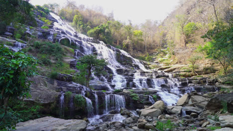 Schöner-Mae-Ya-Wasserfall-In-Thailand