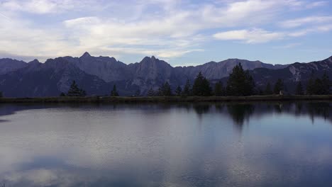 Toma-Panorámica-De-Kaltwassersee,-Un-Lago-Alpino-Perfecto-Con-Reflejos-De-Montaña-Cerca-De-Seefeld-En-Tirol-En-Austria