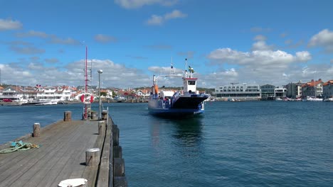 El-Ferry-Está-Entrando-En-El-Muelle-Para-Atracar-En-Marstrand,-Costa-Oeste-De-Suecia
