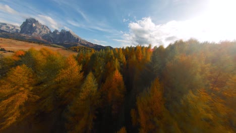 Flying-Fast-Through-The-Beautiful-Countryside-Alpe-di-Siusi-Of-Dolomites,-Italy---Aerial-Shot