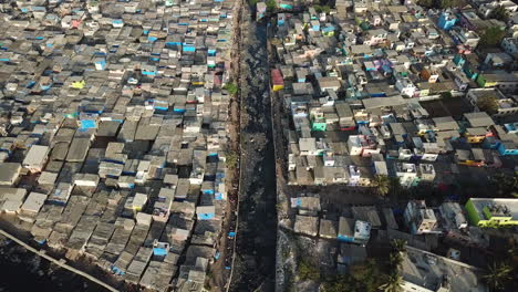 Luftbild-Von-Dharavi-Slum-Und-Schmutzwasserkanal-In-Mumbai,-Indien