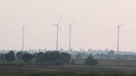 Windkraftanlagen-Produzieren-Nachhaltige-Energie-In-Den-Ländlichen-Gebieten-Thailands,-Um-Fabriken-Und-Industrieanlagen-Mit-Strom-Zu-Versorgen