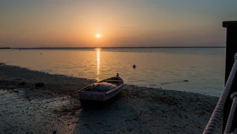 Zeitraffer-Sonnenuntergang-über-Mussulo-Teich,-Fischerboot