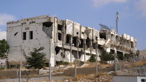 Dolly-Out-Mostrando-El-Hotel-Destruido-Por-Los-Bombardeos-De-Artillería-En-Las-Afueras-De-Homs,-Siria