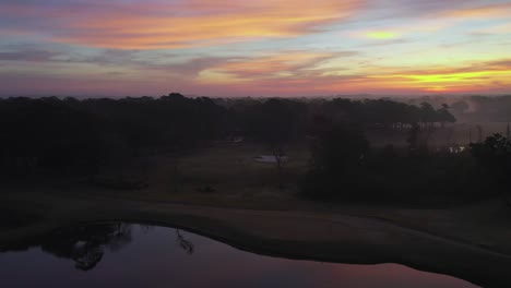 Farbenfroher-Himmel-Eines-Frühen-Morgens-In-Point-Clear-Alabama-über-Einem-Golfplatz