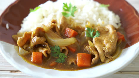 Arroz-Al-Curry-Japonés-Con-Lonchas-De-Cerdo,-Zanahoria-Y-Cebolla