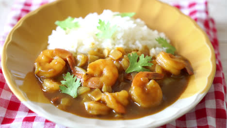 Shrimps-in-curry-sauce-on-topped-rice