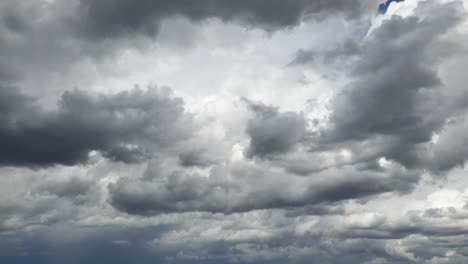 Increíble-Lapso-De-Tiempo-De-Paisaje-De-Nubes-Ultra-Suave-De-Larga-Duración-Con-Enormes-Nubes-Formándose-Antes-De-Que-Comenzara-La-Tormenta-Y-La-Lluvia-En-Sudáfrica