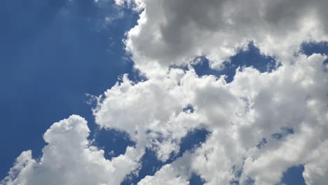 Ultraglatte,-Sich-Schnell-Bewegende-Wolkenlandschaft-Im-Zeitraffer-Mit-Riesigen-Wolken,-Die-Sich-Bilden,-Bevor-Das-Gewitter-Begann,-Und-Regen-In-Südafrika