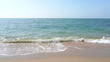 Wellen,-Die-Sich-Ruhig-An-Einen-Tropischen-Strand-Auf-Einer-Insel-In-Thailand-Spülen