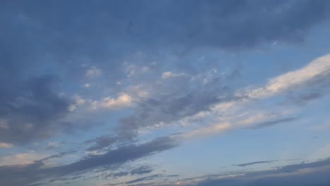 Zeitraffer-Der-Wolkengebilde-In-Der-Abenddämmerung-Während-Der-Goldenen-Stunde-An-Einem-Sommertag-In-Südafrika